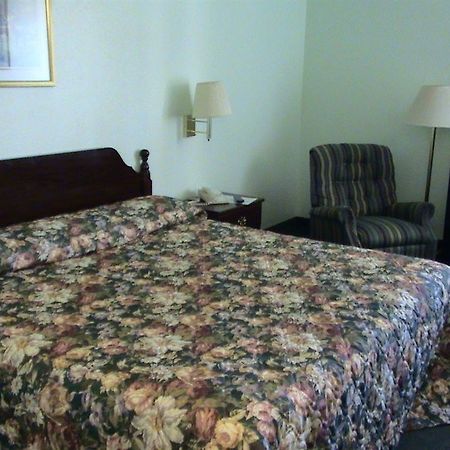 Highland Inn Peculiar Екстериор снимка